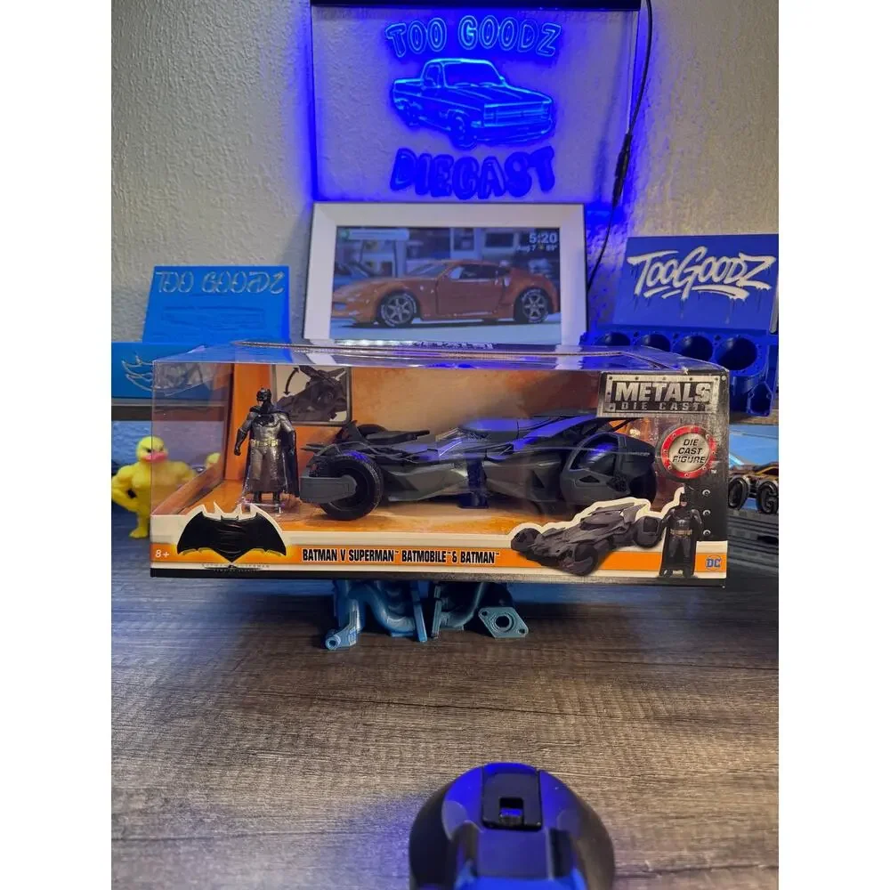 Metals Diecast 1/24 Batman Vs. Superman Batmobile and Batman figure